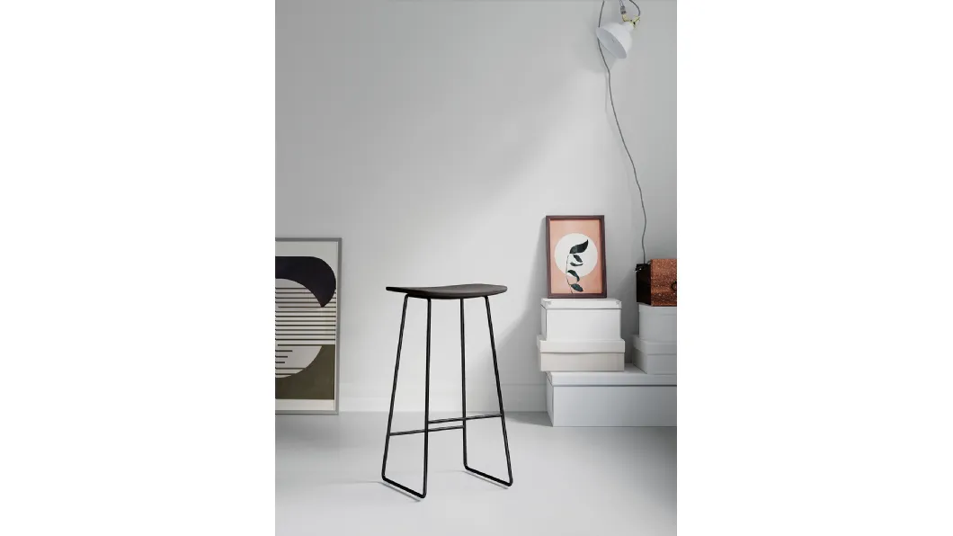 Sgabello Sigma L con struttura in acciaio verniciato e seduta in Frassino di Arredo3