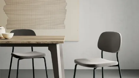 Sedia Velvet con struttura in metallo verniciato e seduta imbottita e rivestita in velluto antimacchia di Arredo3