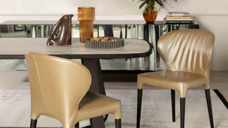 Sedia Bea rivestita in pelle con struttura in legno di Tonin Casa