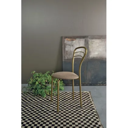 Sedia Bogota con struttura in metallo verniciato e seduta imbottita e rivestita in morbido Soft Touch Vintage di Target Point