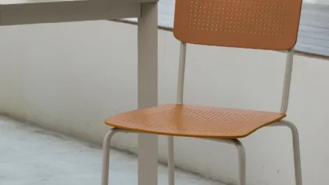 Sedia con seduta e schienale in polipropilene color caramello College di Ingenia