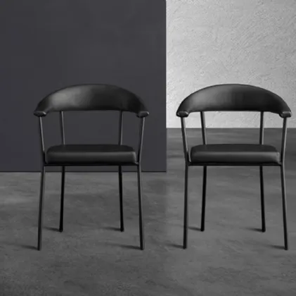 Sedia Director in ecopelle nera con struttura in tubolare metallico industrial di Devina Nais