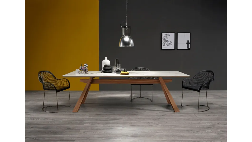 Sedia in cuoio con braccioli  con base a slitta in acciaio Guapa PM C U di Midj