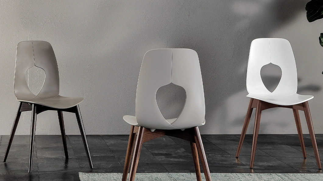 Sedia Hole Wood con gambe in legno e seduta in polipropilene di Tonin Casa