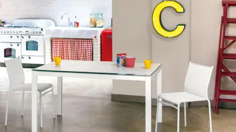 Sedia impilabile Liù con rivestimento in Texplast e struttura in acciaio laccato di Ingenia