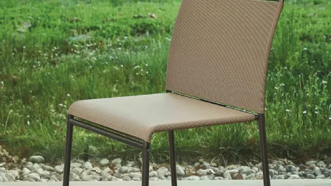 Sedia impilabile Lola Outdoor con struttura in acciaio laccato per esterno con rivestimento in Texplast di Ingenia