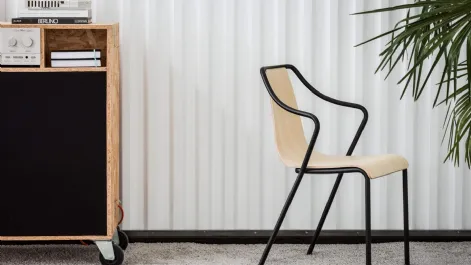 Sedia con braccioli impilabile in legno e metallo Ola P M LG di Midj
