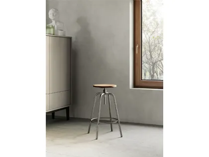 Sgabello Polaris con struttura in metallo verniciato e seduta in legno di Arredo3