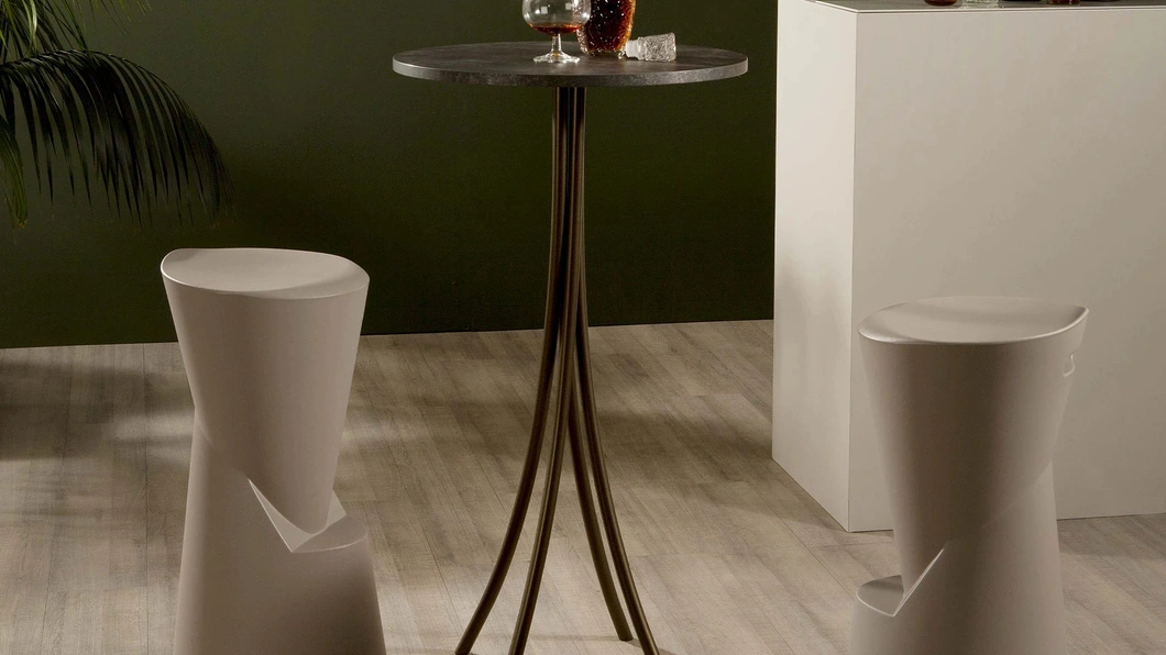 Sgabello Batik creato da un unico pezzo di polietilene di Tonin Casa