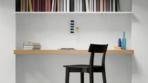 Sgabello Sirio con struttura in legno di Faggio e seduta in multistrato laccato di Arredo3