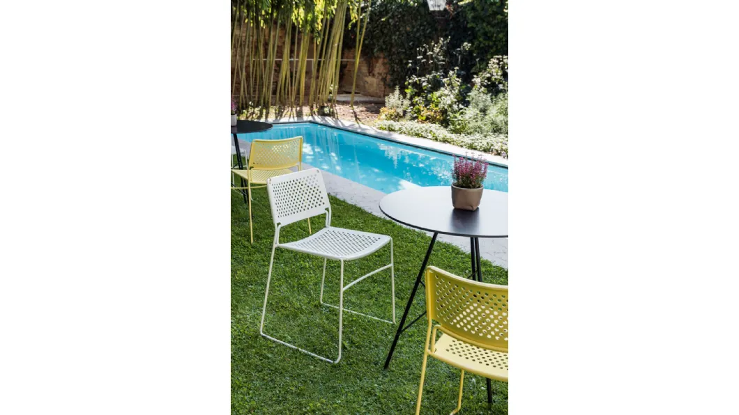 Sedia impilabile in acciaio con gambe a slitta Slim S M di Midj