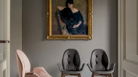 Sedia Sorrento con seduta rivestita in pelle e gambe in legno di Tonin Casa