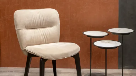 Sedia Tender rivestita in velluto con gambe in legno di Tonin Casa