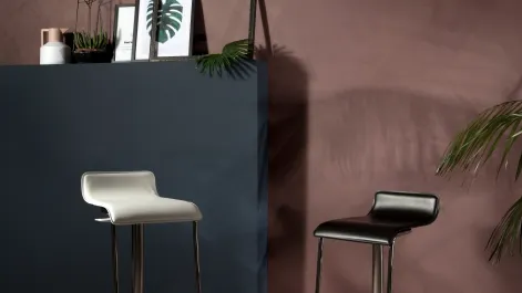 Sgabello Milano in cuoio con struttura in metallo di Tonin Casa