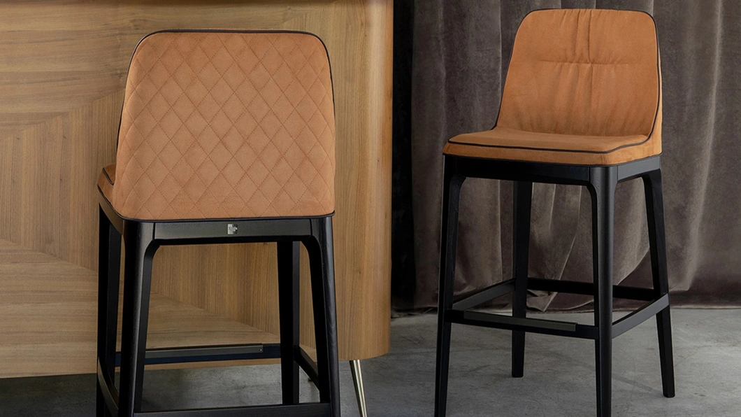 Sgabello Mivida Élite con trapuntatura a rombi sullo schienale di Tonin Casa