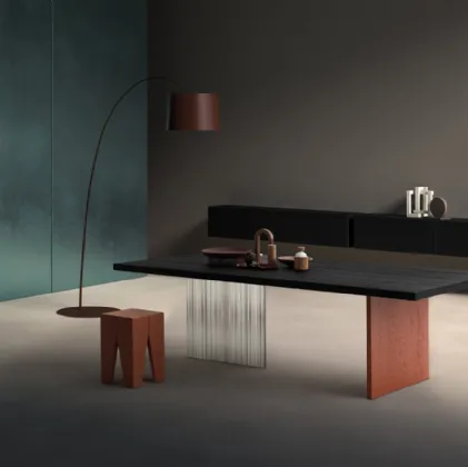 Tavolo Alabama in Rovere massello con una gamba in legno e una in vetro Devina Nais