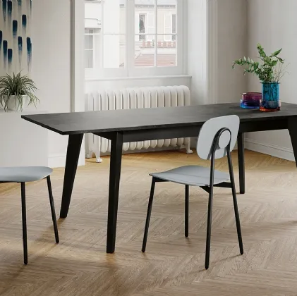 Tavolo allungabile Edgard con top in laminato e gambe in legno di Arredo3