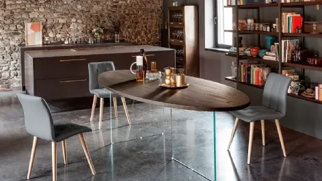 Tavolo ovale fisso di design con piano in legno e gambe in vetro Daytona di Devina Nais