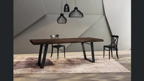 Tavolo Narciso con piano in rovere con bordo effetto scorticato e struttura in metallo di Fratelli Mirandola