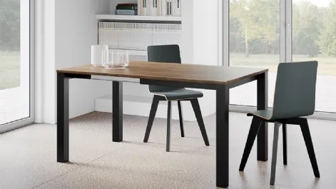 Tavolo allungabile Gate con top in laminato e gambe in metallo verniciato di Arredo3