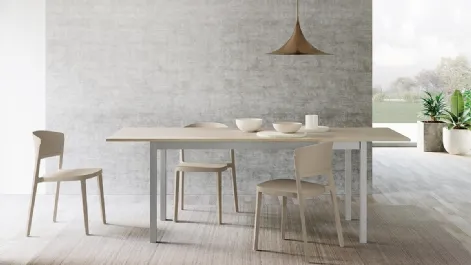 Tavolo allungabile Mio con top in laminato e gambe in metallo verniciato di Arredo3