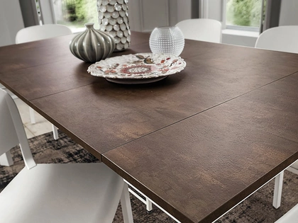 Tavolo consolle allungabile Steave con top in HPL e gambe in alluminio di La Primavera