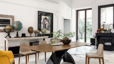 Tavolo Tokyo con top in legno e base curvata in agglomerato di marmo di Tonin Casa