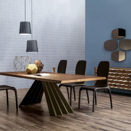 Tavolo con top in legno e base realizzata in metallo curvato e verniciato Ventaglio di Tonin Casa