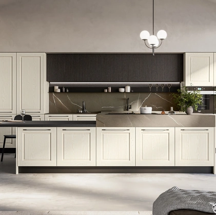 Cucina Classica in frassino bianco con isola Asolo di Arredo3