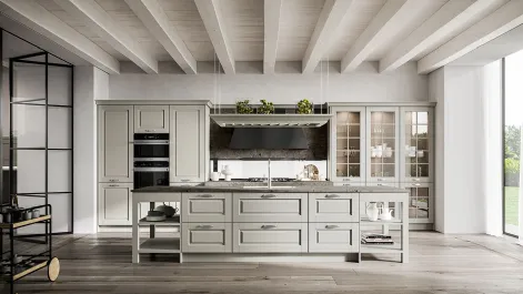 Cucina Classica con isola Asolo in legno di Frassino laccato Cuba a poro aperto e top in HPL di Arredo3