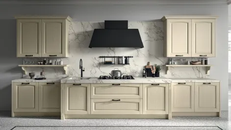 Cucina Classica lineare in legno di Frassino finitura decapè Avorio e top in Dekton effetto marmo Emma di Arredo3
