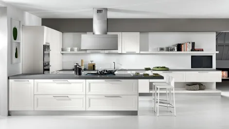 Cucina Classica Itaca angolare a ferro di cavallo in legno massello di Frassino laccato Bianco a poro aperto di Arredo3