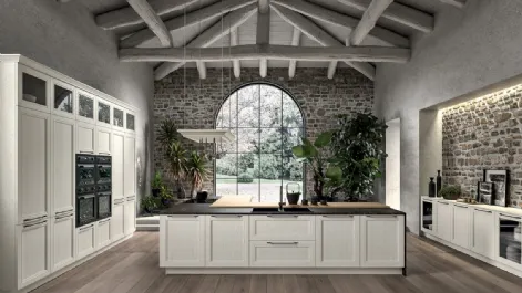 Cucina Classica angolare in legno di Frassino finitura decapè Carrara e top in Dekton e Rovere Opera di Arredo3