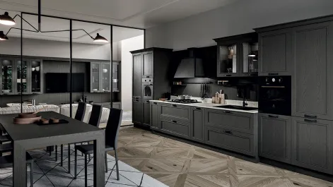 Cucina Classica lineare in legno di frassino finitura decapè Titanio e top in quarzo Opera di Arredo3