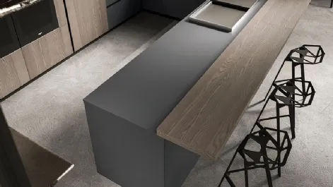 Cucina Design angolare in Fenix grigio con bancone e colonne in olmo Ak 04 06 di Arrital