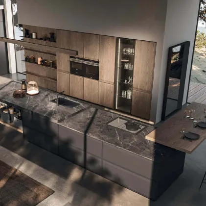 Cucina Design in laccato Ardesia con top in marmo pietra grey e penisola e colonne in castagno spazzolato Ak 07 01 di Arrital