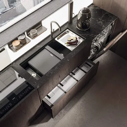 Cucina Design lineare in castagno spazzolato con top in marmo nero rigato Ak 07 03 di Arrital