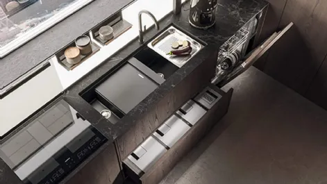 Cucina Design lineare in castagno spazzolato con top in marmo nero rigato Ak 07 03 di Arrital