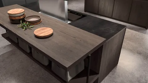 Cucina Design in castagno spazzolato e top in gres metallo black con isola Ak 07 05 di Arrital