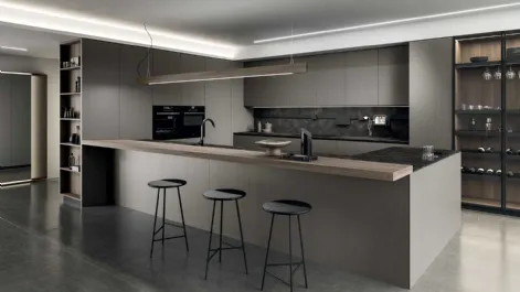 Cucina Design in melaminico termostrutturato sabbiato e top in laminato HPL Cesar brown stone con isola Ak Project 03 di Arrital