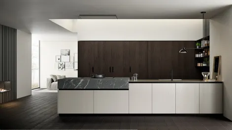 Cucina Moderna lineare Asia in laccato poro aperto Nebbia con colonne in Rovere ebano impiallacciato e top in HPL finitura Pietra Piasentina di Arredo3