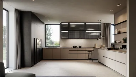 Cucina Moderna angolare Tratto 10 in Pet riciclato, boiserie in legno impiallacciato e pensili in vetro e alluminio di Arredo3