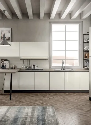 Cucina Moderna con isola in laccato poro aperto Grigio perla e penisola in finitura Rovere safari Frida Modern di Arredo3