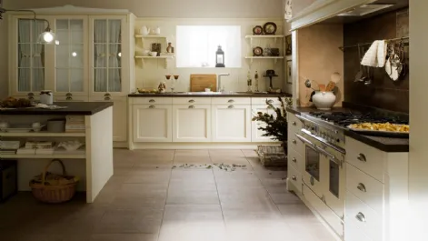 Cucina Shabby Chic lineare in legno laccato con pensili a vetrina Sweet Kitchen English Style di Callesella