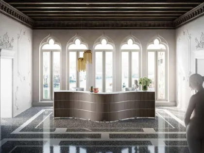 Bancone Reception dalla forma sinuosa Glass in melaminico Eucalipto con top in vetro bianco opaco di Quadrifoglio